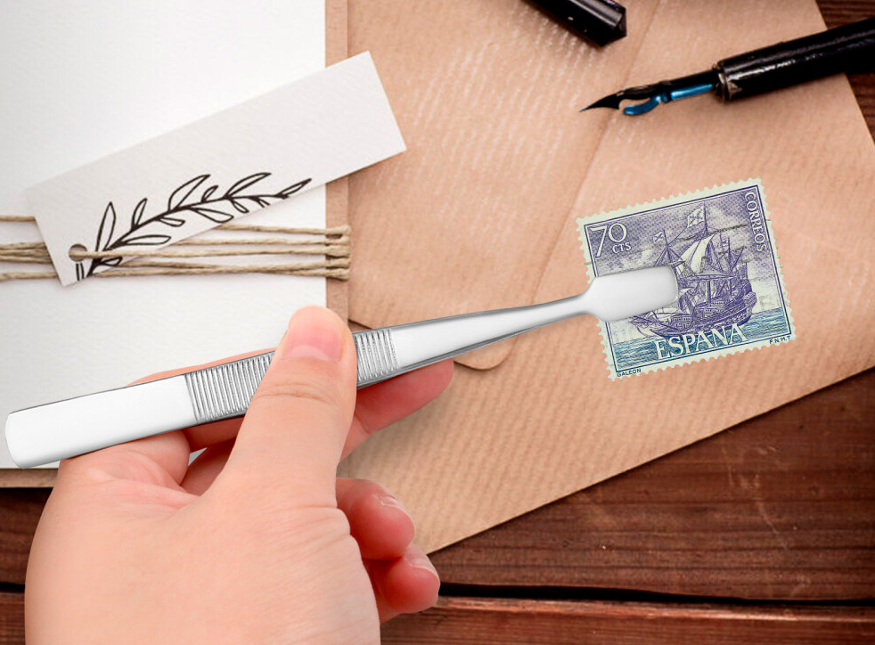 Когда только начинаешь работать с марками пинцетом, кажется - ну зачем всё это? А потом перед тем как взять пинцет, ты уже по привычки надеваешь перчатки...