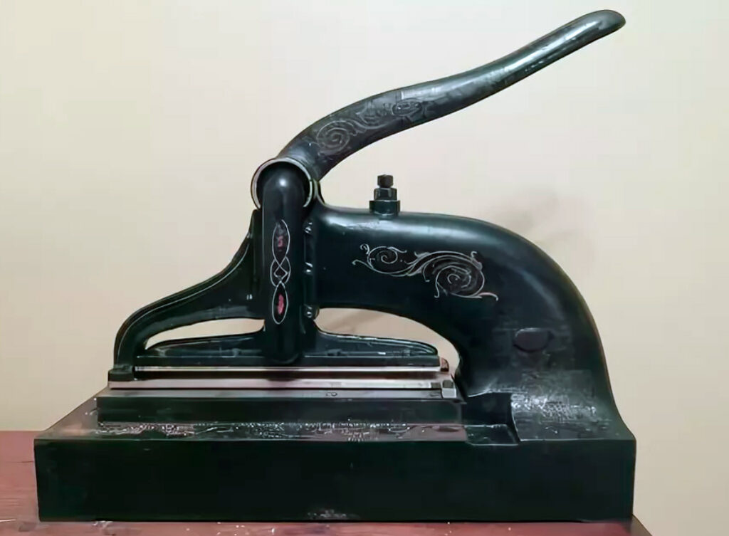 Нехитрый по сути инструмент - старинная машинка для перфорации. Чистая механика